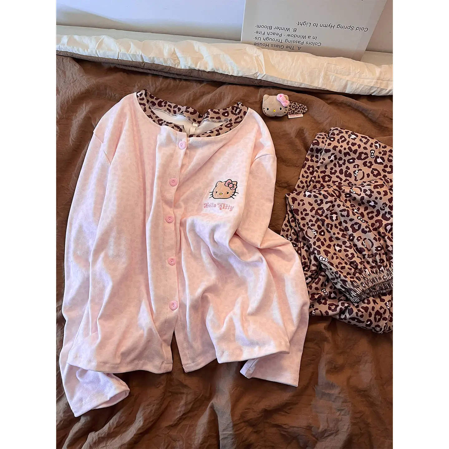 

Женский пижамный комплект Hello Kitty из двух предметов, розовый, весна 202, мягкая одежда для сна с леопардовым принтом, повседневная эстетичная одежда для дома Y2K, свободная посадка