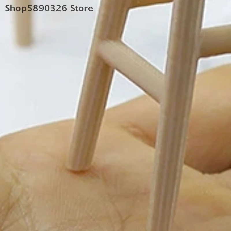 ألعاب تزيين بيت الدمى: طاولة مستديرة عالية الأرجل وكرسي بار نموذج مصغر لمحاكاة مشهد المعيشة الفاخرة.