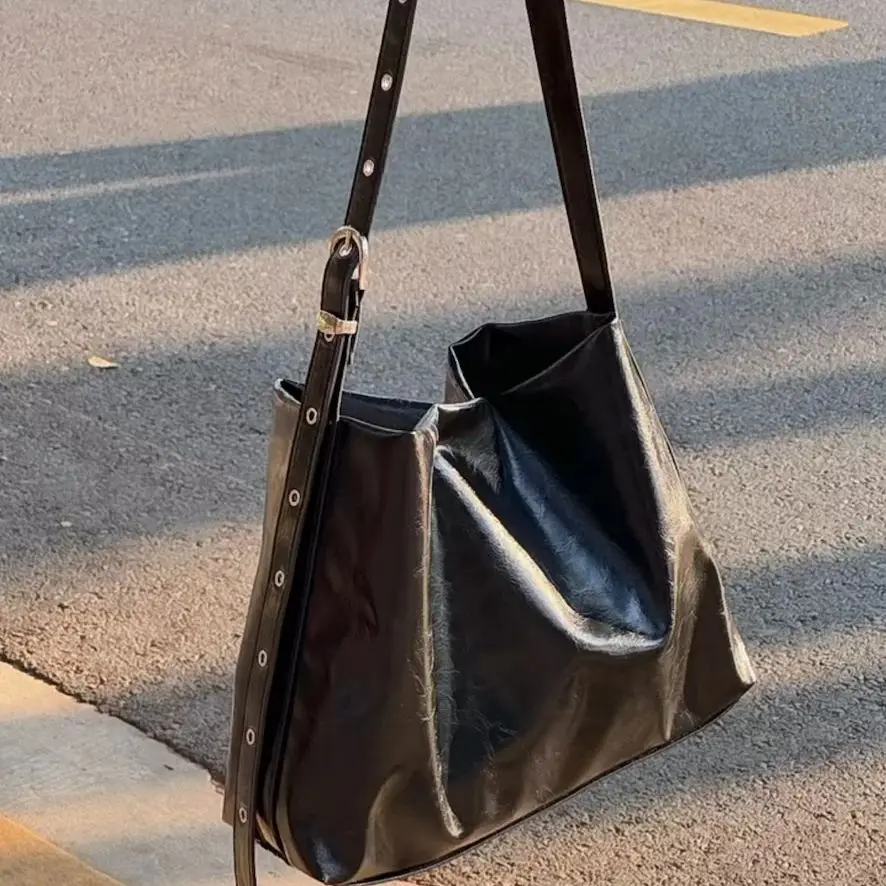 Miękka skórzana czarna torba typu Tote koreańska nowa codzienna torba o dużej pojemności moda lśniący połysk skórzana torba Crossbody na jedno ramię