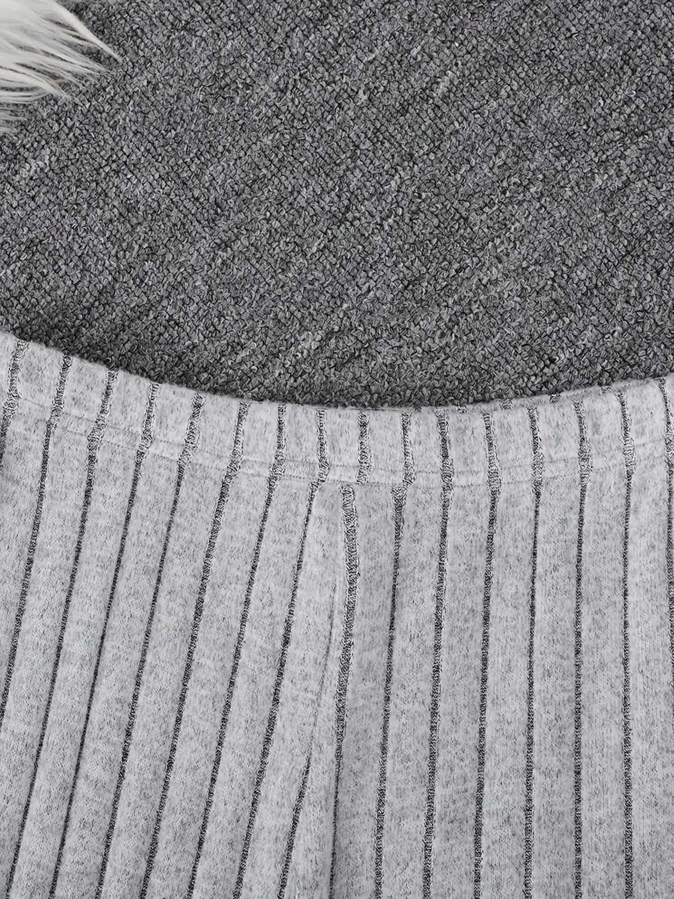 Mädchen-Herbst-Freizeitoutfit: Zweiteiliges Set aus Kapuzenpullover und ausgestellter Hose in einfarbigem Grau, geeignet für die Freizeit zu Hause und Ausflüge im Herbst, vielseitige Kleidung. – Detail 5