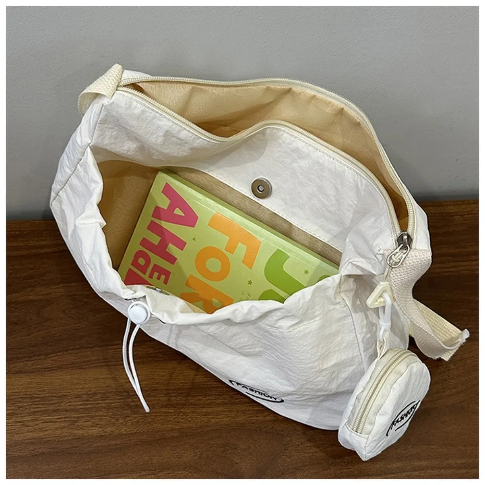 حقيبة كتف نايلون كاجوال بسيطة خفيفة الوزن ذات سعة كبيرة برباط حقيبة كروس مصممة بسحاب للتنقل للسفر