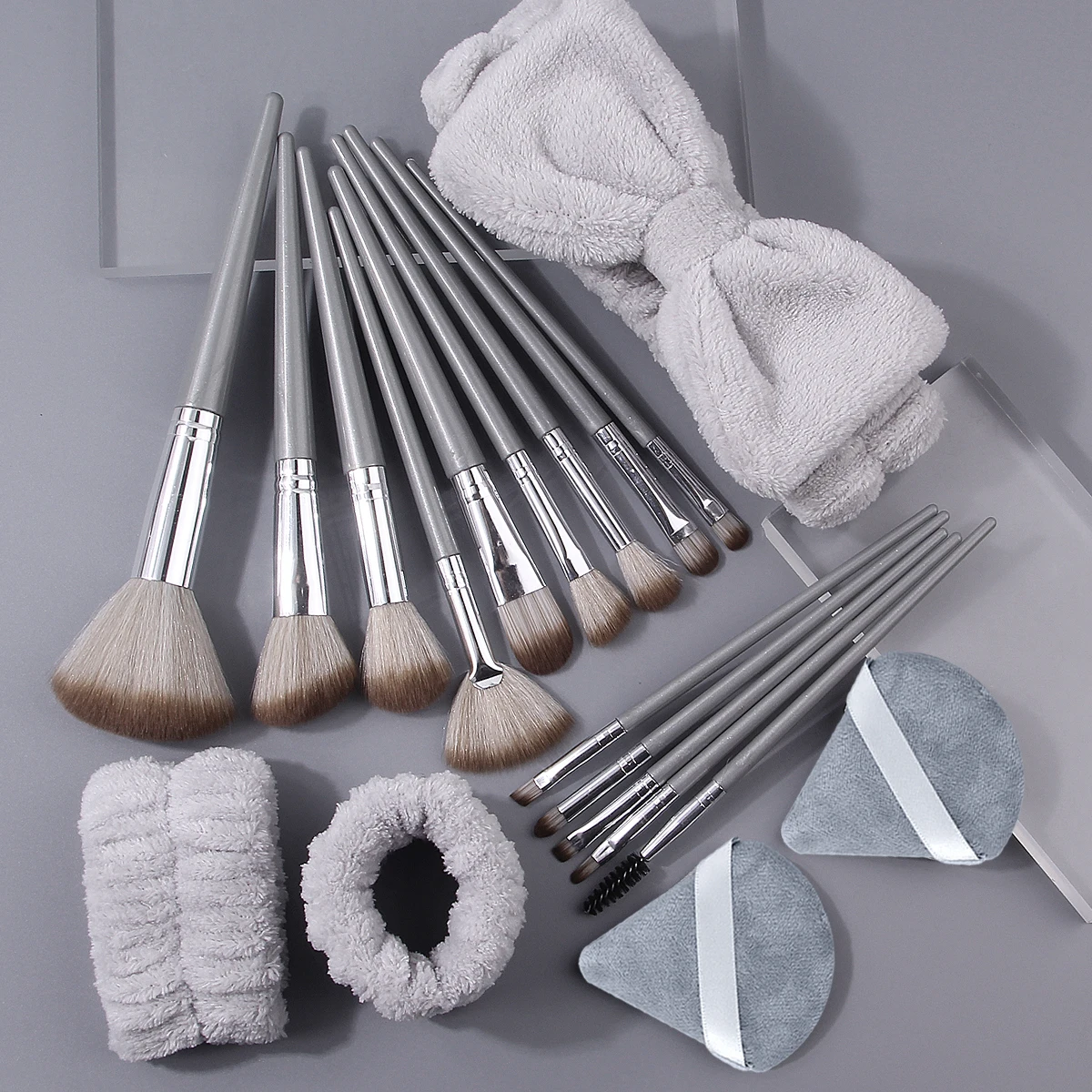 19個の多機能フェイシャルメイクブラシセット＆ソフトトライアングルパウダーパフ＆クレンジングヘアバンドリストストラップセット