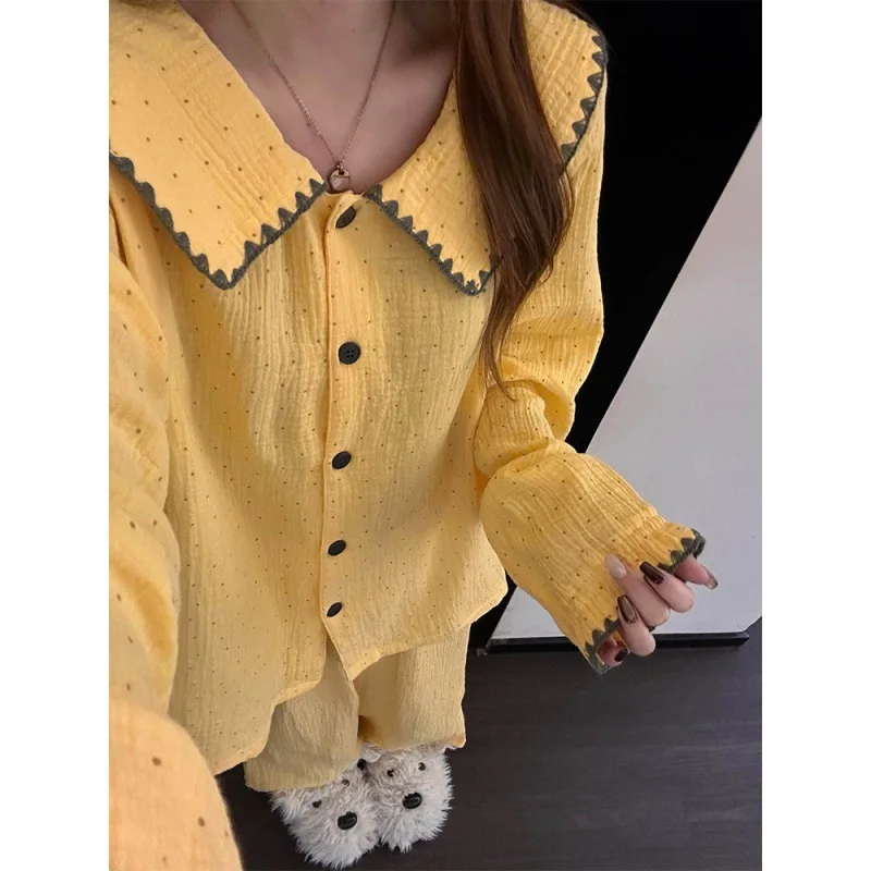 

Новый весенний комплект женской домашней одежды 2026: кардиган с контрастными краями и принтом в горошек, брюки с длинными рукавами