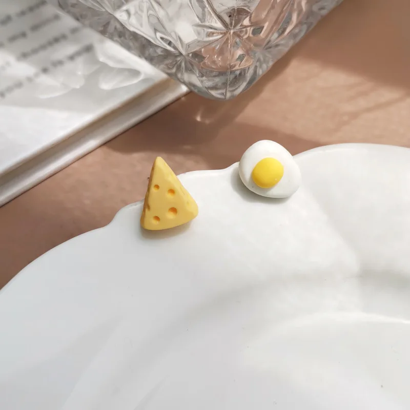 جديد مضحك لطيف الكرتون البيض المقلي الجبن وأقراط للنساء الكورية الصغيرة غير المتكافئة الأذن مجوهرات Brincos بالجملة