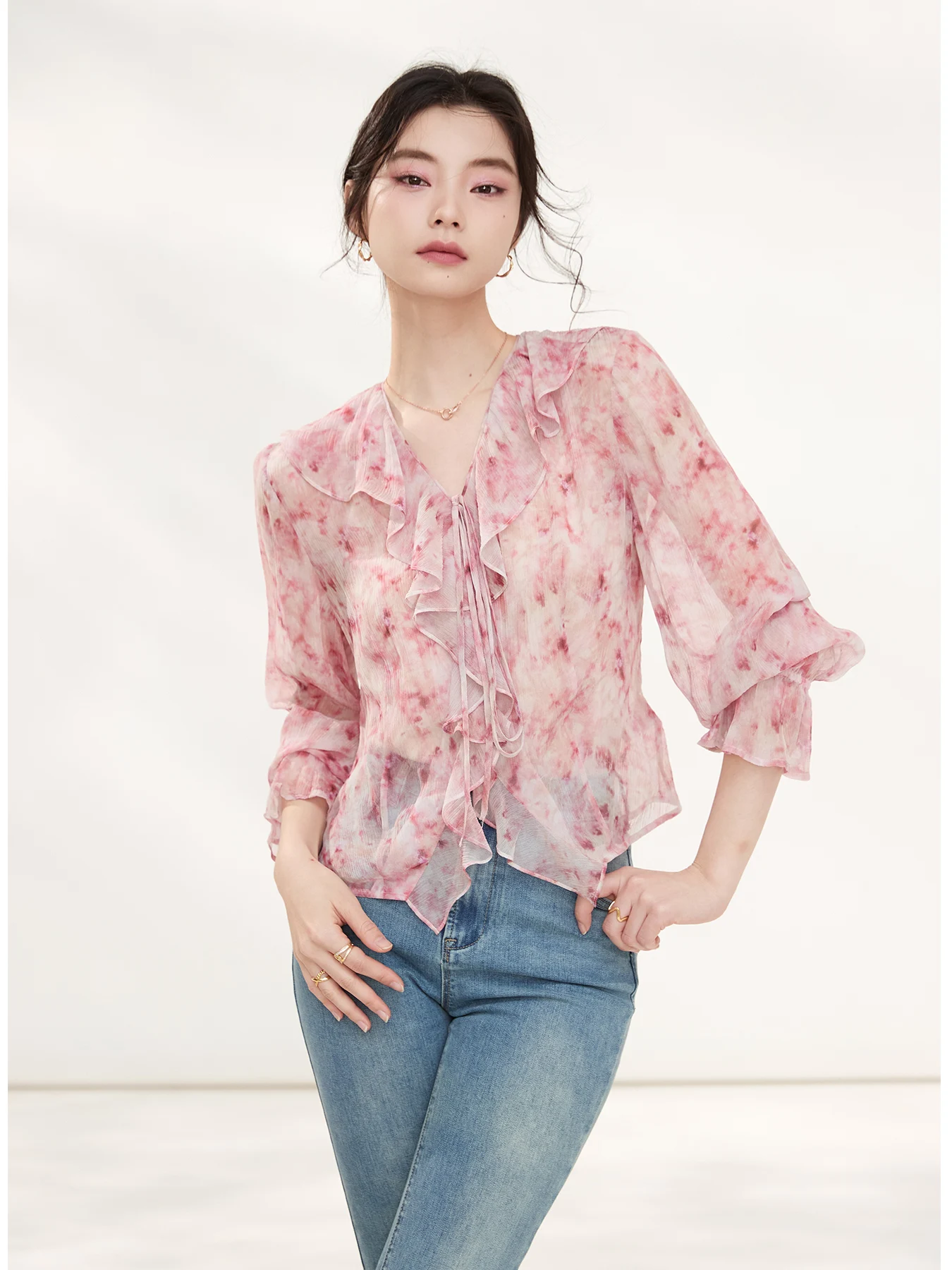 

Romantic Floral Silk irt Women's Design Sensation Anti-Aging Silk Top French Sle Loose Fit Button Detail V-Ne ...