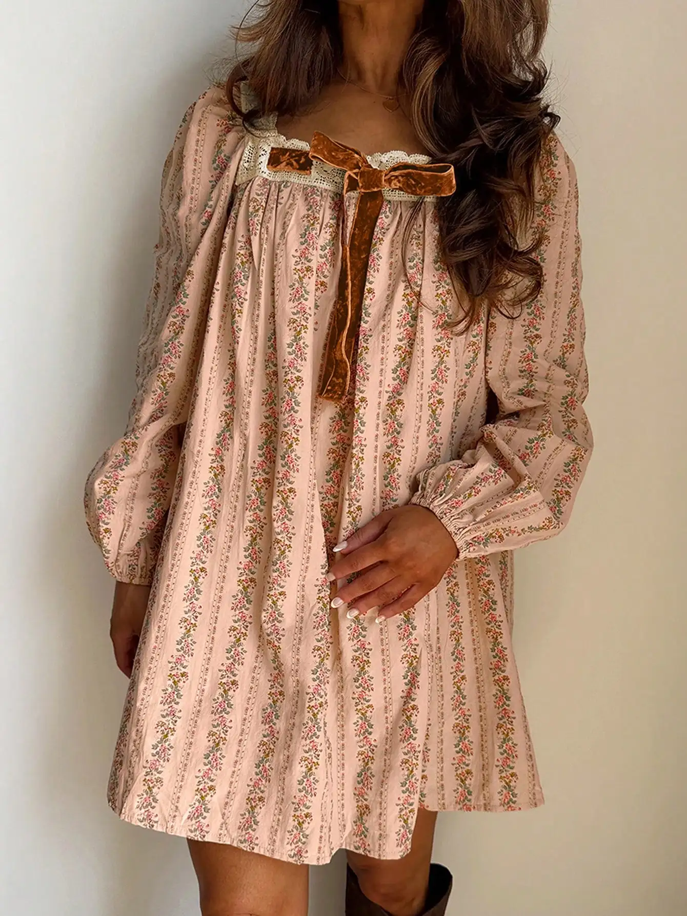 

Женское розовое мини-платье с цветочным принтом, длинными рукавами, бархатным бантом и кружевной отделкой