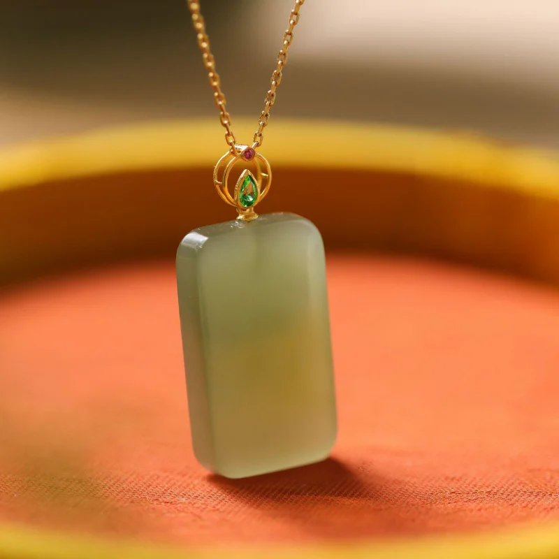 

Женский кулон из 18-каратного золота с инкрустацией из зеленого нефрита Hetian