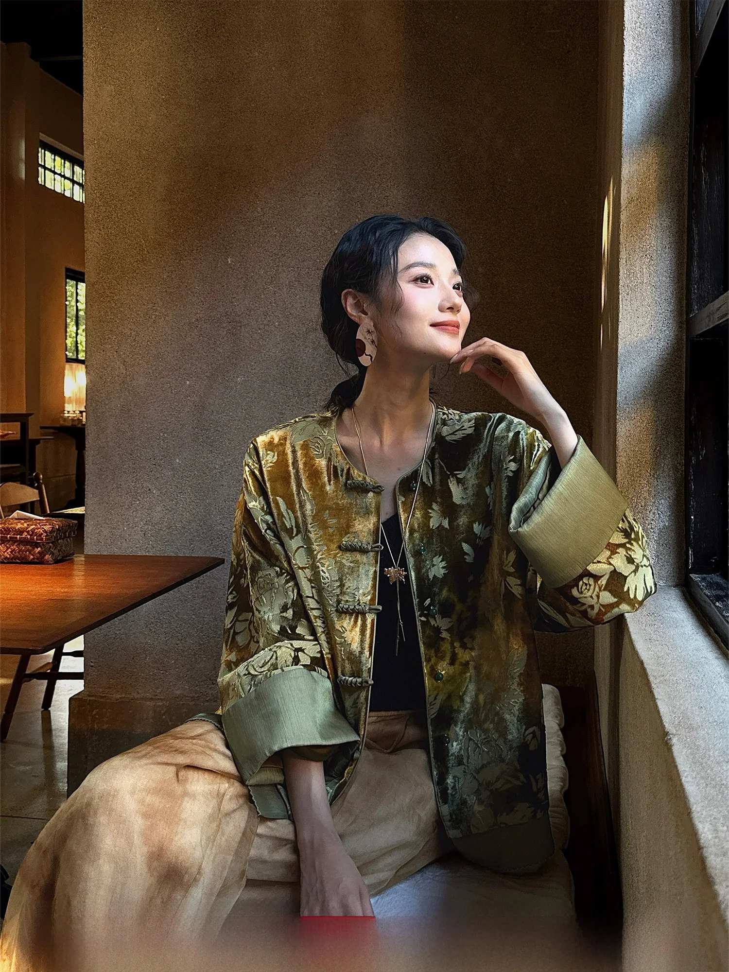 

Женская куртка Sanji Bla Flower Early Autumn с бархатной цветочной вышивкой в китайском стиле, свободного кроя, с длинными рукавами, Cool Sensation