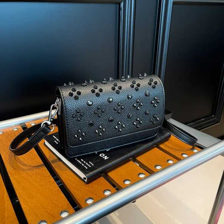 

2026 New Korean Style Shoulder Bag, Studded Minimalist Chic Adjustable Crossbody Purse, Fashionable for Daily Use Handbag