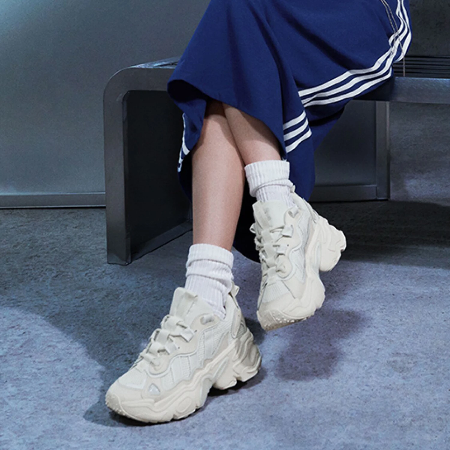 

Официальные женские классические спортивные туфли Adidas OZTHEMIS на толстой подошве для папы IG1505