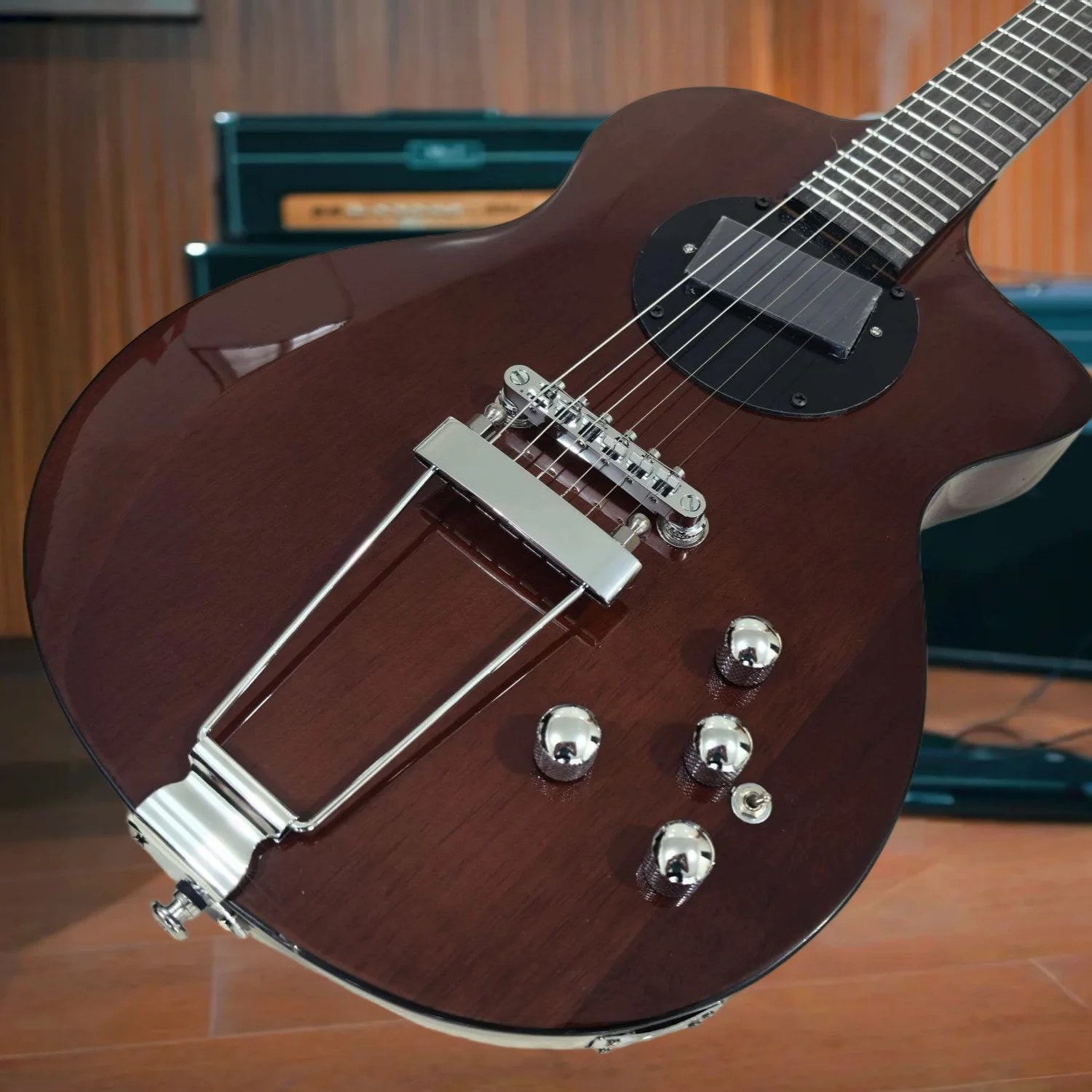 Small-Body Single Cutaway Electric Guitar Smooth Rounded Edges Vintage Jazz Style Equipped  A Retro Swing-Style Floating Bridge