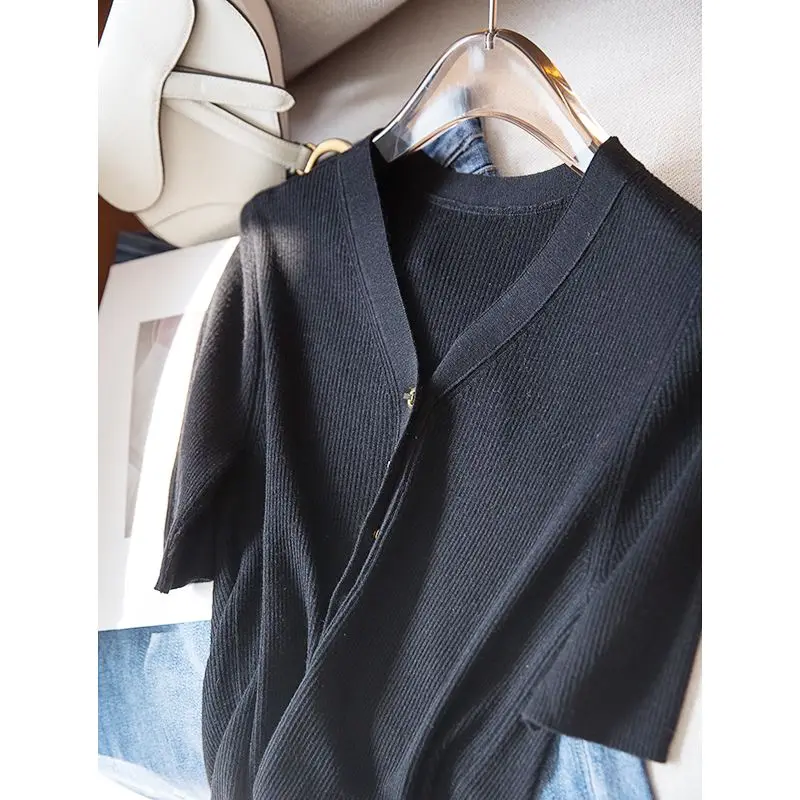 

Новый нишевый дизайн с золотой пуговицей, полуоткрытая планка, эластичный вязаный свитер с короткими рукавами