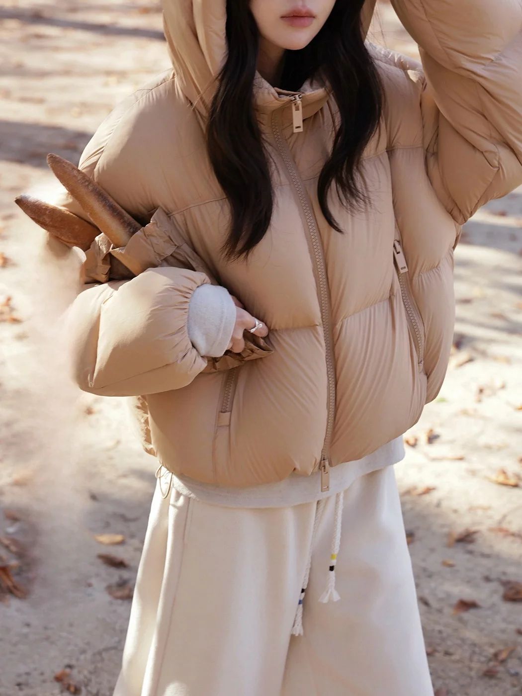 

Женская утепленная пуховая куртка Ibell Zhang Beibei White Du с капюшоном, воротником-стойкой, длинными рукавами и молнией