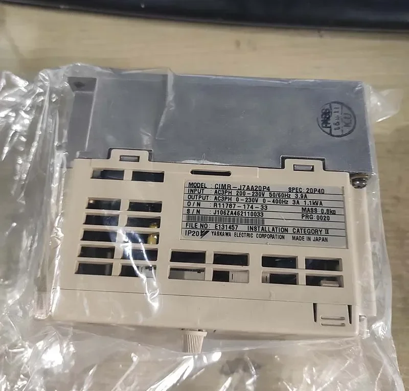 تسليم سريع ياسكاوا V1000 VS J7 CIMR-J7AA20P4 محرك تيار متردد الكل في واحد العاكس 24 فولت إلى 380 فولت