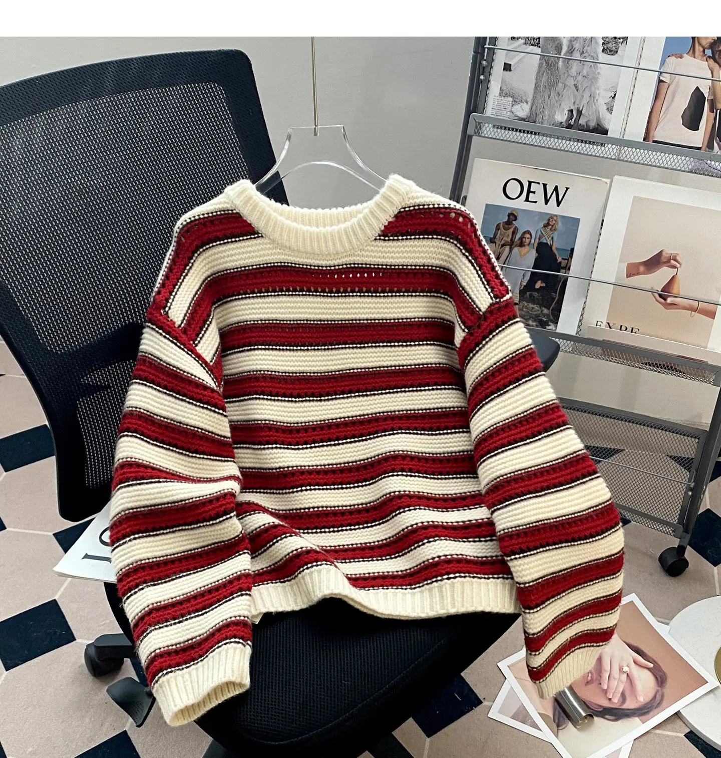 2026 سترة مخططة حمراء للنساء خريف شتاء جديد البلوفرات الداخلية العلوي فضفاض المناسب البلوز سميكة قاعدة قصيرة لاعبا