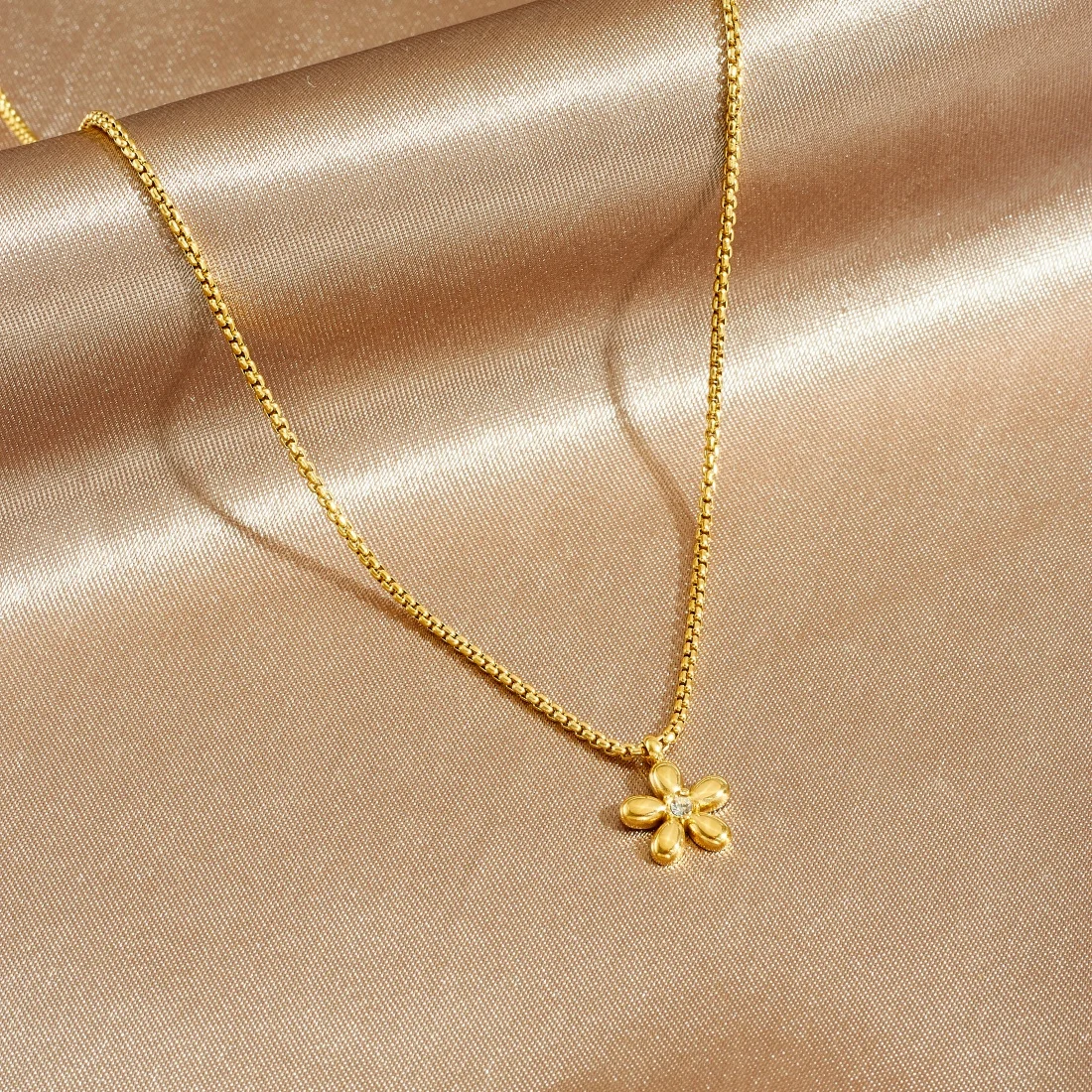 Edelstahl Goldene Exquisite Blumen-Einlage Zirkonia Anhänger Halskette Damen Tägliche Schlüsselbeinkette Charm Schmuck