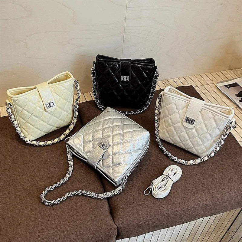 

High-End Women's Shoulder Bag Made Of Zinnia-Patterned Leather Boasting Austria Vintage Lightweight Soft Daily Look