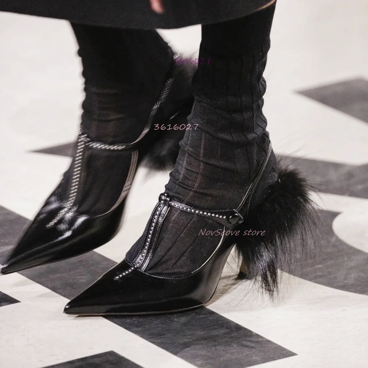 

Черные босоножки на шпильке с Т-образными ремешками, заклепками и меховой отделкой сзади, с острым носком, на низком каблуке, для летних вечеринок, в стиле Cool Girl