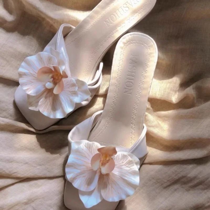 

Новый летний стиль однотонных шлепанцев с уникальным и изысканным цветочным принтом и узкими каблуками в стиле феи полным очарованием.