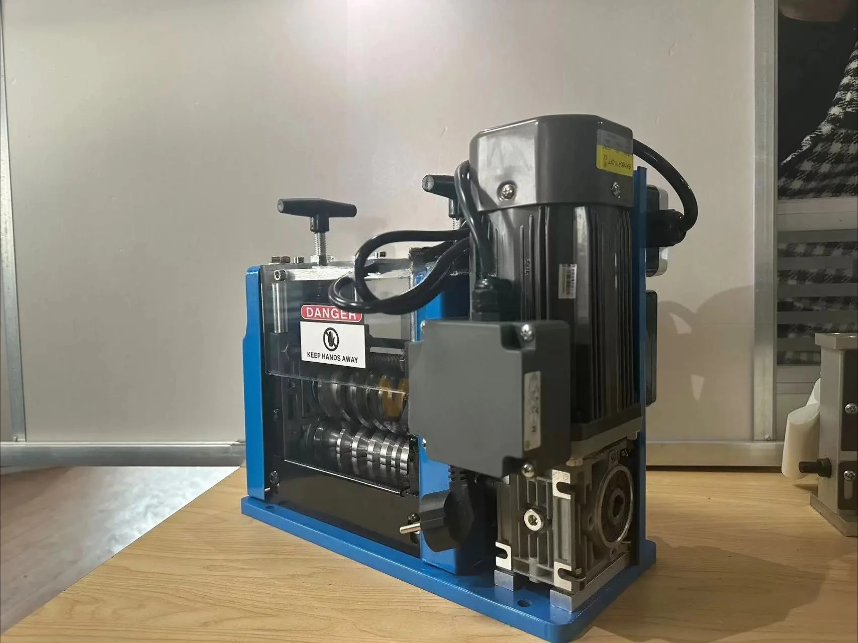 1-25mm Netherlands Scrap Copper Metal Big Cable Stripper Machine Copper Wire Peeling Machine Cable Wire Cutting Machine
