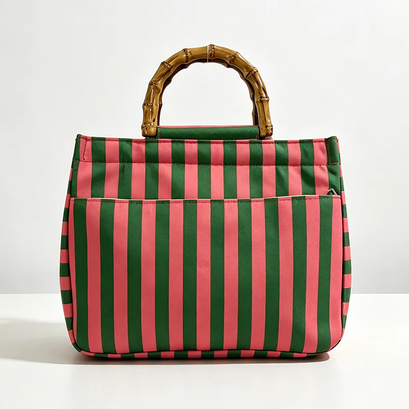 Einfache Damen-Tragetasche mit vertikalen Streifen in Pink und Grün, frische Handtasche mit gestreifter Textur in Farbblock-Optik – Detail 8