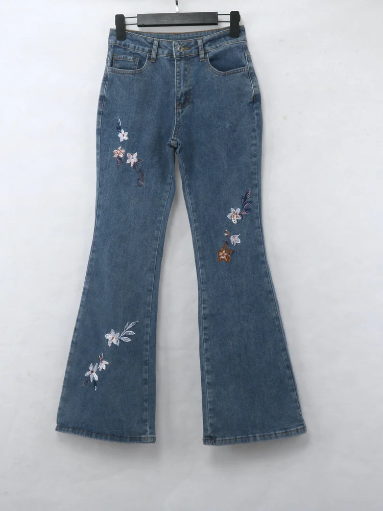 

Стираные синие тонкие женские брюки-клеш с вышивкой и цветочной вышивкой, универсальные джинсовые брюки с высокой талией, трендовые джинсовые брюки 2025 года