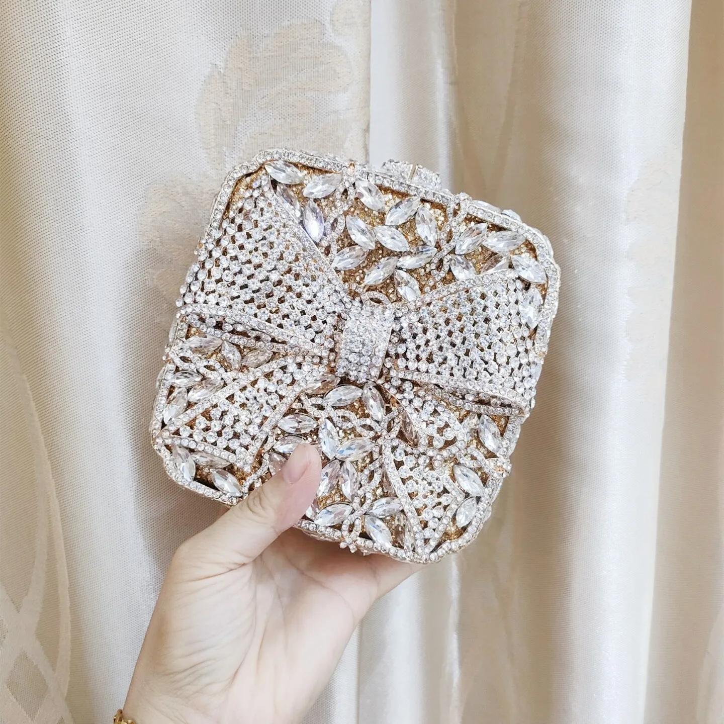 

DGPEAFOWL Evening Bags Bow Crystal Clutches Square Rhinestone Purses Luxury Women Wedding Evening Bag Bridal evening clutch bag