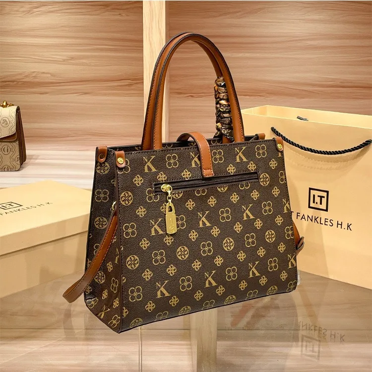 

Designer Paris Fashion Inspired Elegant Leather Crossbody Handbag for Women Trendy Minimalist Vintage Bag with Logo