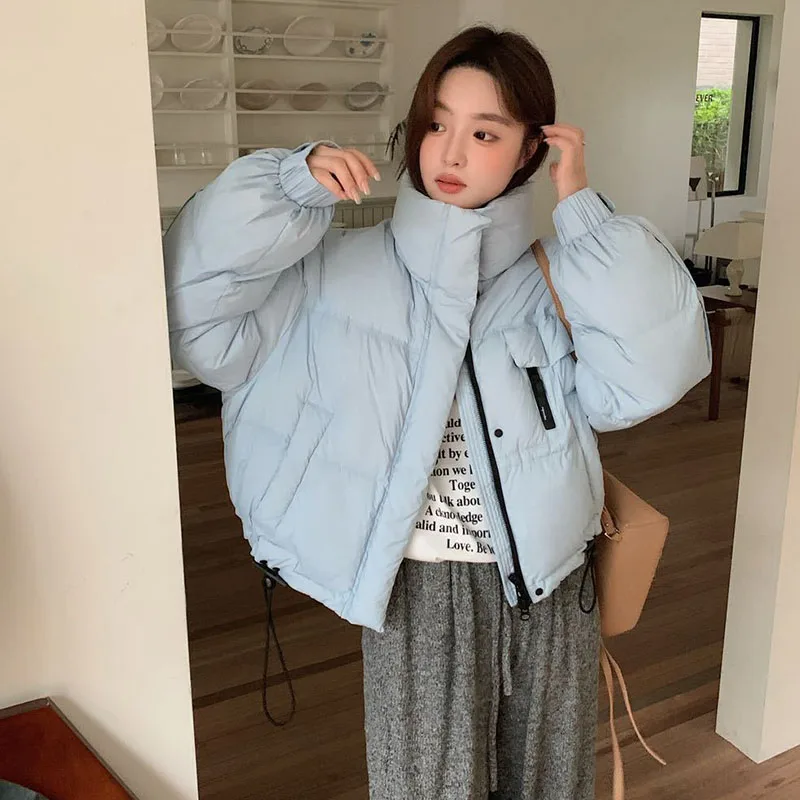 

Женский пуховик с коротким воротником-стойкой, новинка зимы 2025 года, модный дизайн, утолщенный белый утиный пух, женский пуховик 686