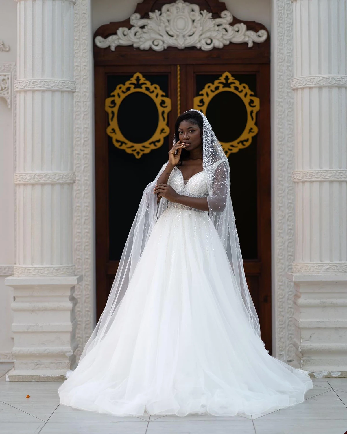 Vestidos de casamento simples com decote em v vestidos de casamento cintas de espaguete lantejoulas uma linha sem mangas trem varredura vestido de noivas