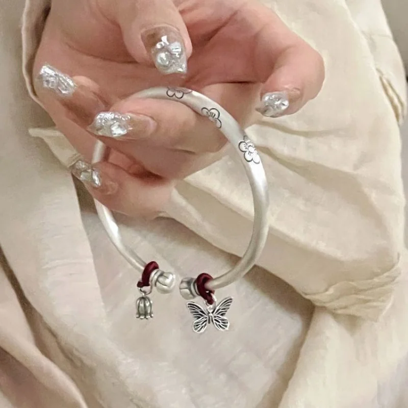 

Серебряный браслет 999,9, невыцветающий однотонный тяжелый браслет с маленьким цветком сливы, обернутый в проволоке