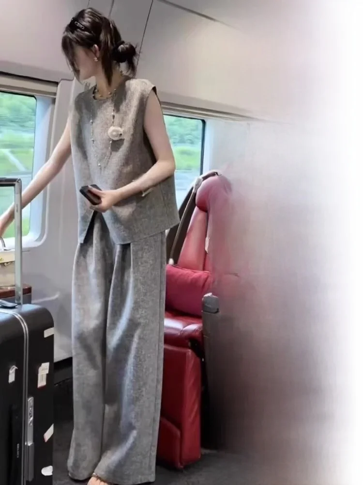 

Летний повседневный комплект из двух предметов: асимметричный топ без рукавов и широкие брюки. Легкий, стильный, унисекс.