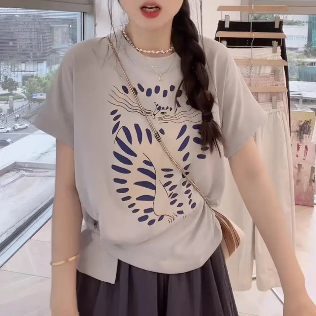 

Женская серая футболка больших размеров с короткими рукавами и принтом кота, свободный топ с боковыми пуговицами для лета, слегка толстая мм, универсальная футболка на талии