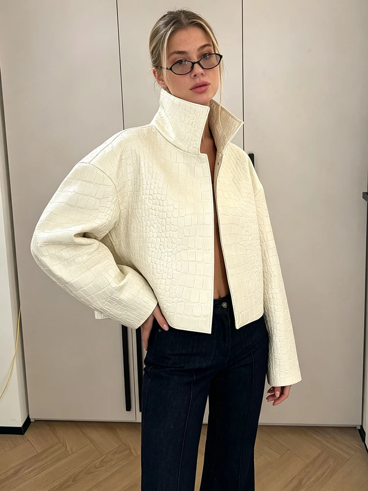 Minimalistische geprägte Kunstlederjacke für Damen, weiß, Stehkragen, offener Schnitt, lange Ärmel, kurzer Mantel, modische Streetwear für Partys. – Detail 3