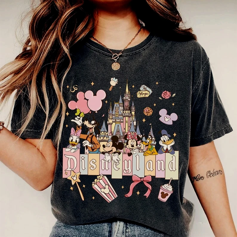 

Волшебная рубашка с подписями Микки и друзей в стиле ретро, футболка с персонажами Диснея, футболка с головой мыши Диснея, подарок с Микки и Ко, футболки с изображением Диснея