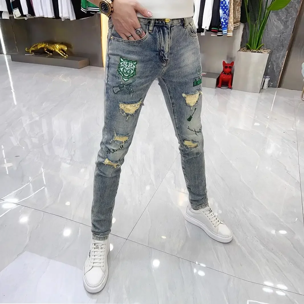 

Pop New Arrival Men's Designer Jeans Kpop Style Tiger Embroidery Ripped Korean Luxury Streetwear Slim Cowboy Stretch Denim P