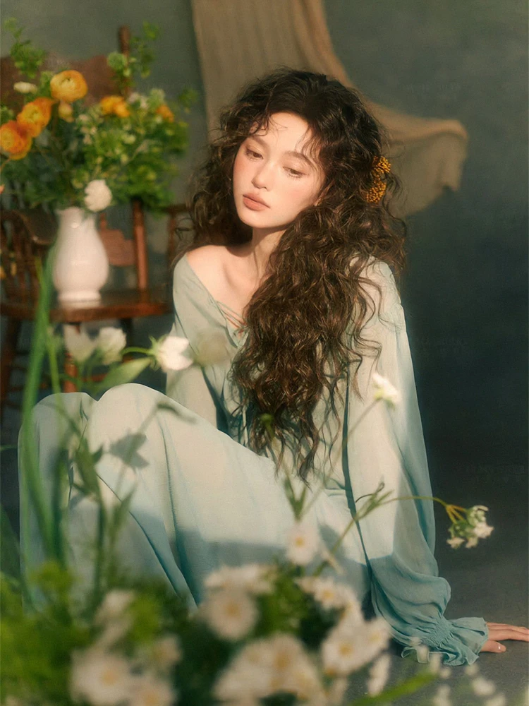 

Vintage Atmosphere Portrait Photography Studio Clothing Style Oil Painting Girl Portrait Fashionable Autumn Collection