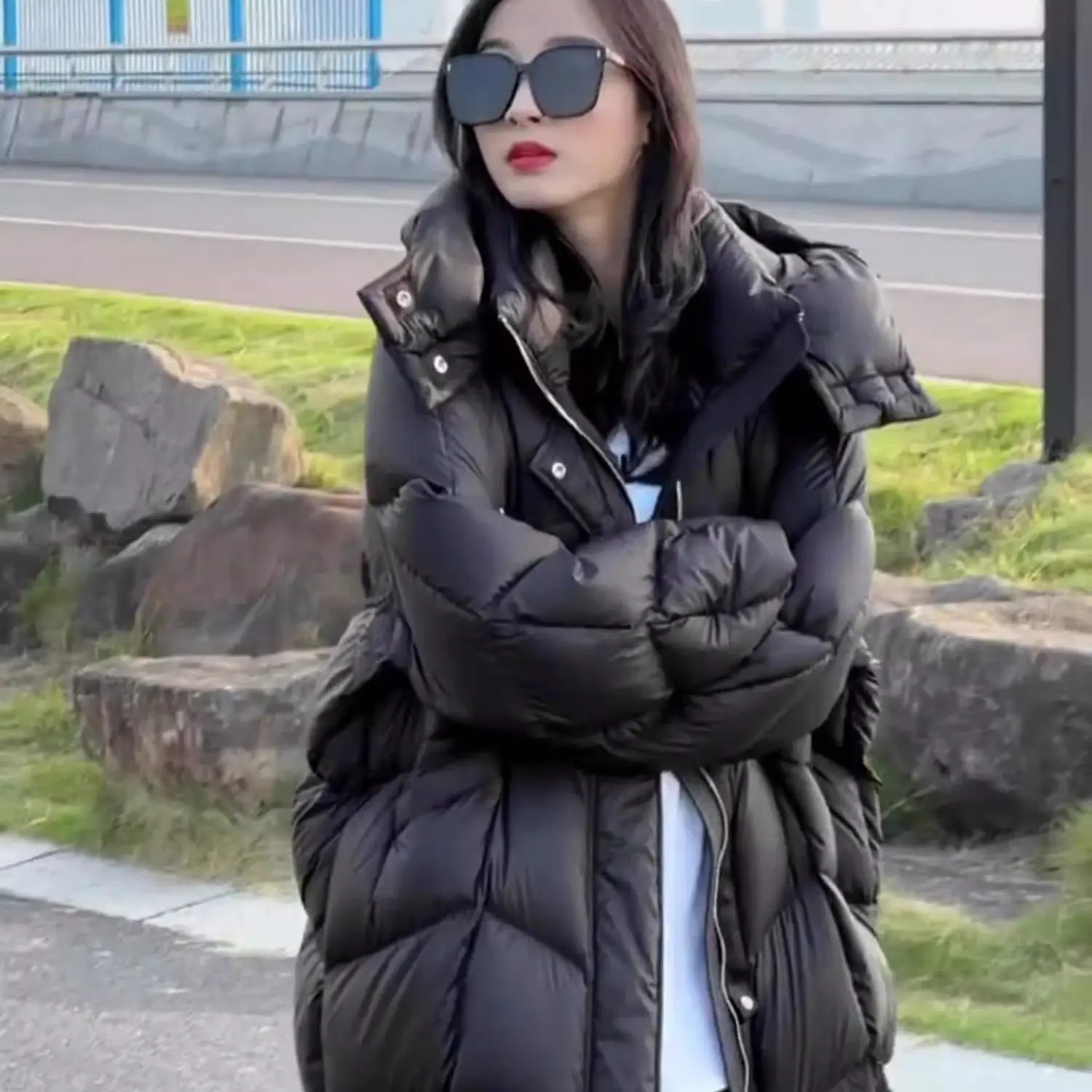 Giacca in cotone sciolto Giacca lunga in cotone con cappuccio per donna nell'inverno 2025, nuovo cappotto in cotone spesso e caldo di grandi dimensioni