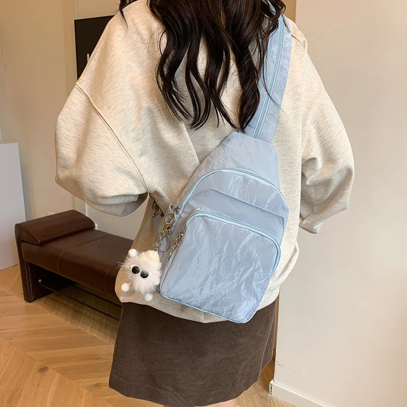 حقيبة ظهر جديدة خفيفة الوزن وصغيرة لعام 2025، حقيبة ساعي عصرية ومتعددة الاستخدامات، حقيبة صدر ركوب الخيل النسائية الشهيرة