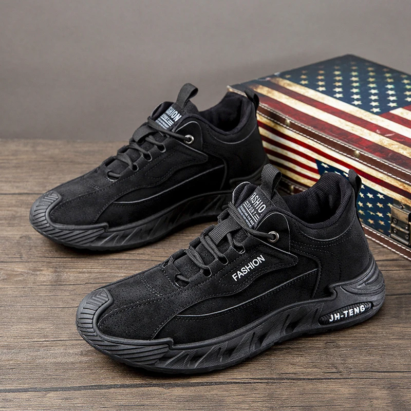 أحذية رياضية كاجوال سميكة للرجال غير قابلة للانزلاق تزيد من أحذية مفلكنة مريحة تسمح بمرور الهواء 2025 مقاس كبير للربيع والخريف