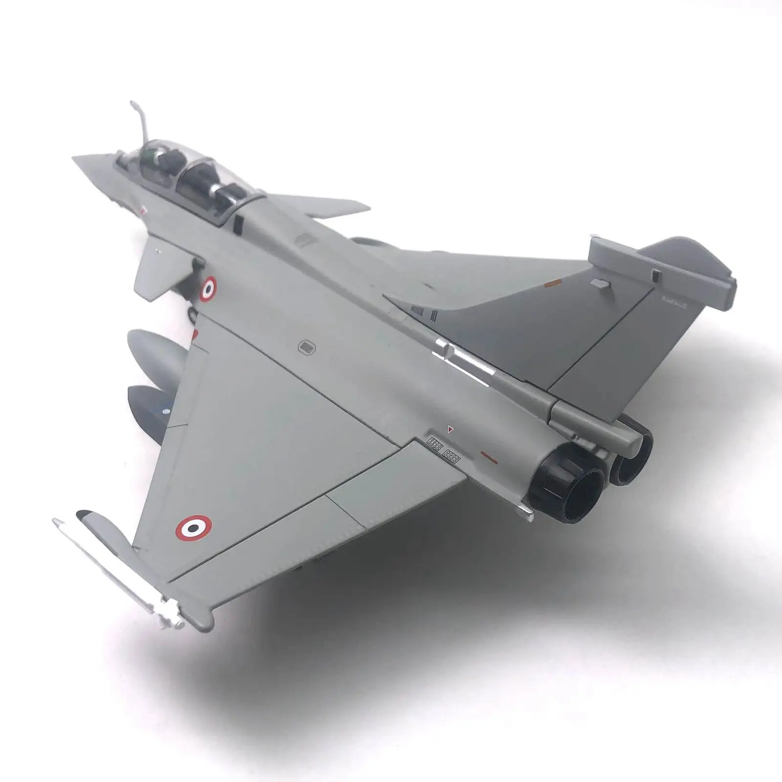 

Масштабная модель самолета Dassault Rafale 1:72 и декоративный стенд для выставочного зала
