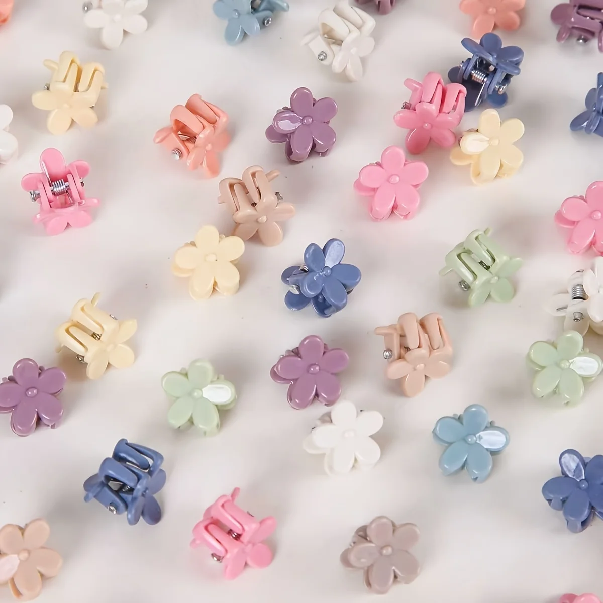 100 Stück Einfache, Elegante und Süße Blumen-Mini-Haarspangen für Mädchen. Ein vielseitiges und einfach zu bedienendes Haaraccessoire. – Detail 5