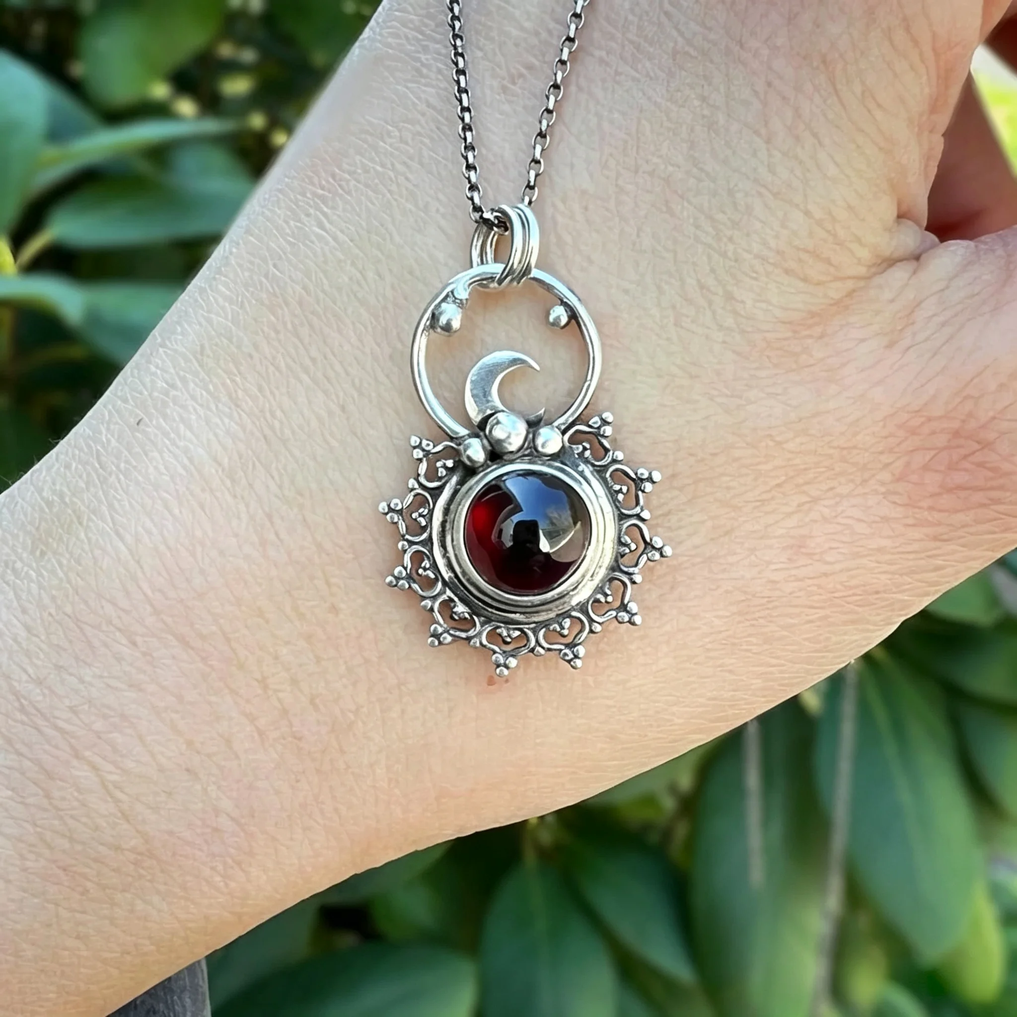 The Gothic-style circular crescent moon with sunflower pendant necklace is suitable for both daily occasions and party gathering