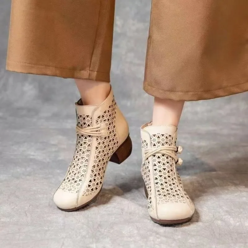 Damen Retro-Stiefeletten mit Ausschnitten, runde Zehenpartie, klobiger Blockabsatz, Reißverschluss hinten, kurze Stiefeletten, ethnisches Quastenmuster, atmungsaktive Stiefel. – Detail 4