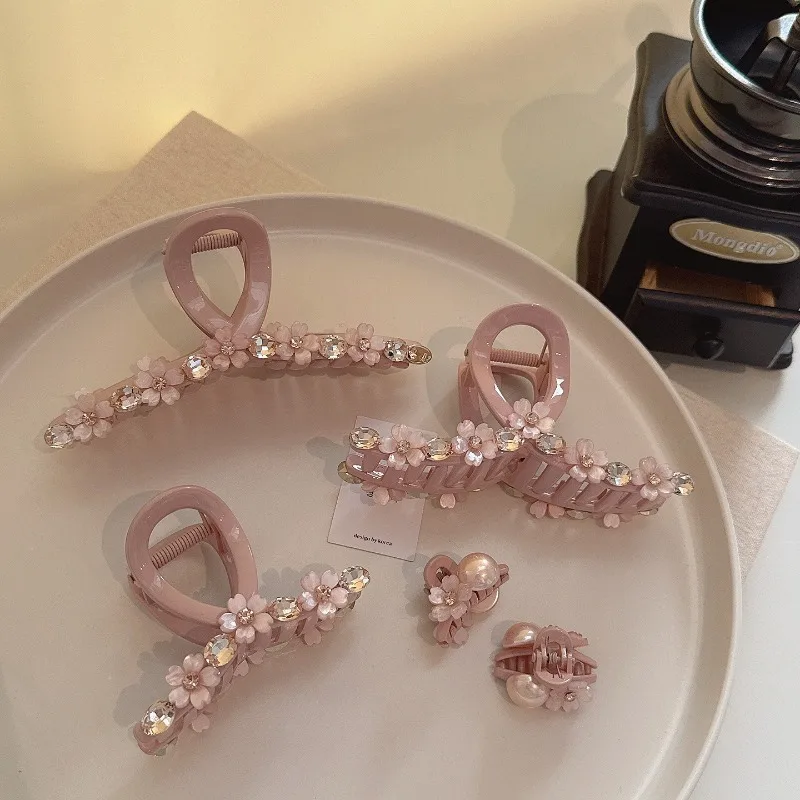 

Manta Rose-Colored Crystal Flower Hairpin, Fashionable and Luxurious Shark Clip for the Back of the Head, Korean High-End Style