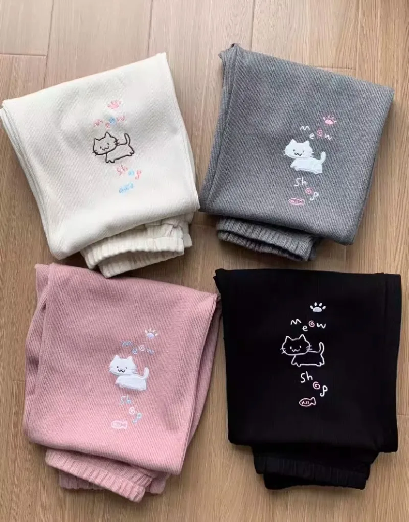 Pantalones rectos bordados de gato de dibujos animados bidimensionales dulces y lindos de invierno japonés pantalones casuales drapeados sueltos para mujer