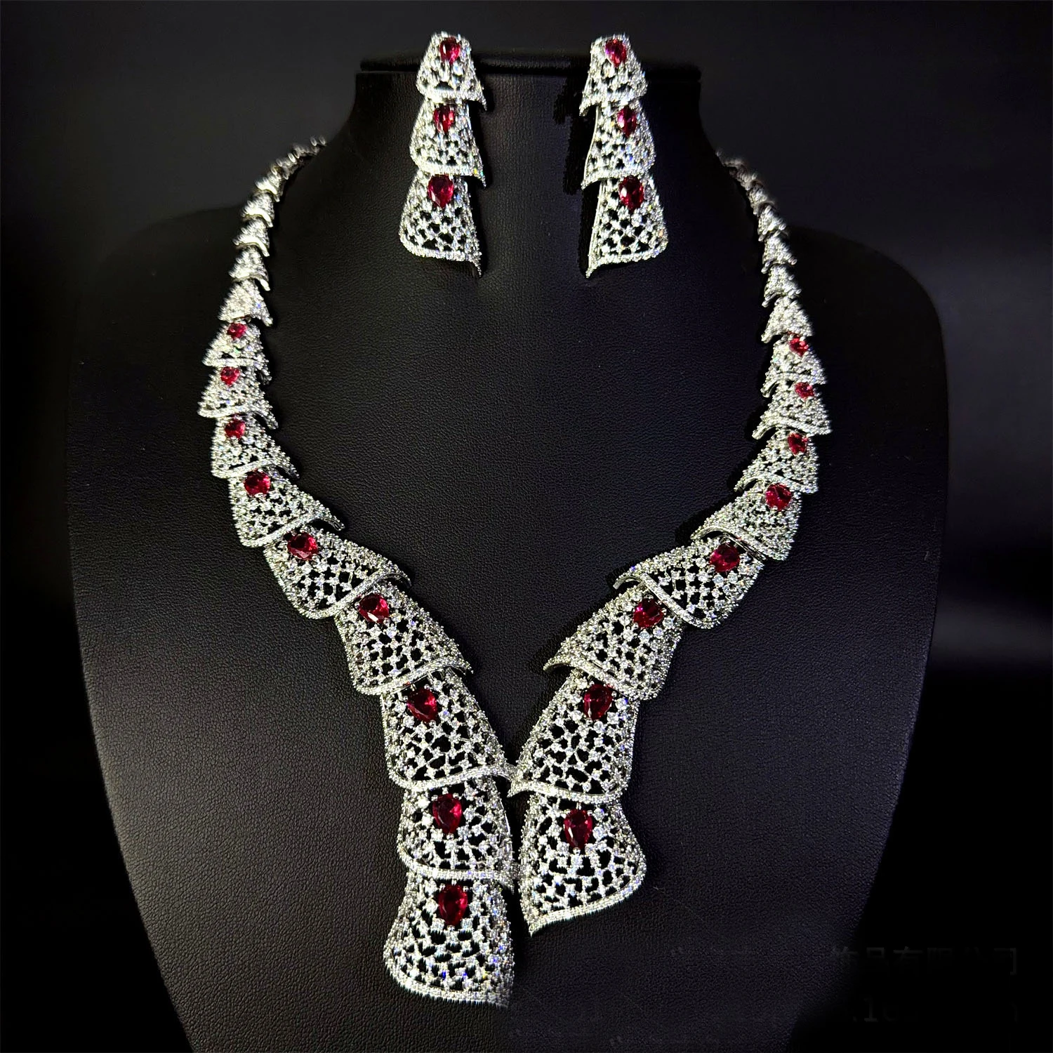 European and American Style Stereo Artistic Jewelry Set Necklace Earrings Women's Light Luxury Wedding Holiday Gift M-938