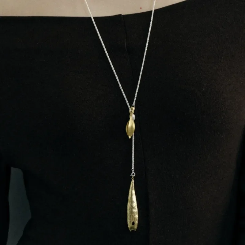Light luxury versatile fruit pod double-sided leaf sweater chain autumn and winter retro temperament necklace niche design