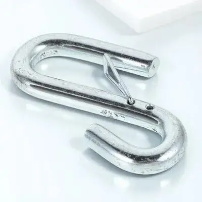 

Усиленный металлический S-образный буксировочный крюк для прицепов и автодомов с пружинным механизмом и защитой от скольжения для надежного крепления