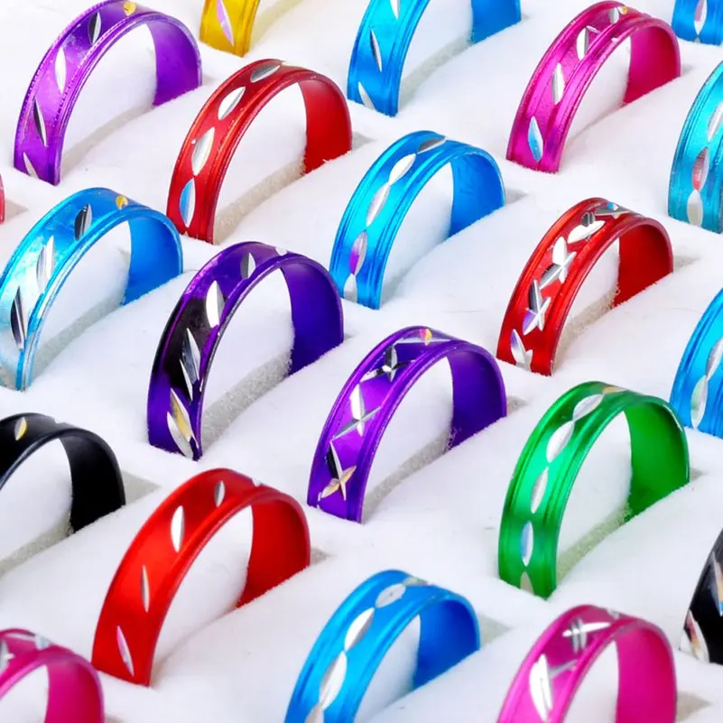 100pcs/lot Multicolor Aluminum Rings For Women Girls 5mm Wide Middle Carved Round Finger Rings Jewelry Christmas Gifts Wholesale